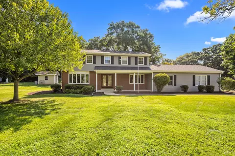 230 Woodland Hills Rd, Batavia, IL 60510