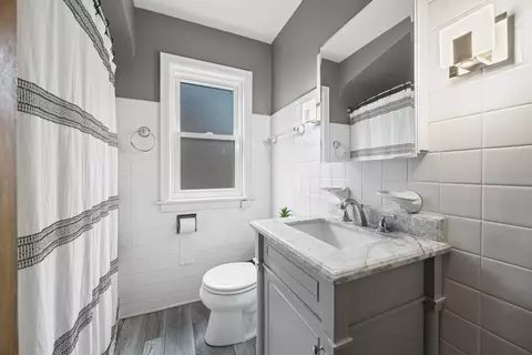 Bath - 530 Byrd Rd, Riverside, IL 60546 photo 2 of 2