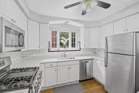 Kitchen - 530 Byrd Rd, Riverside, IL 60546 photo 2 of 3