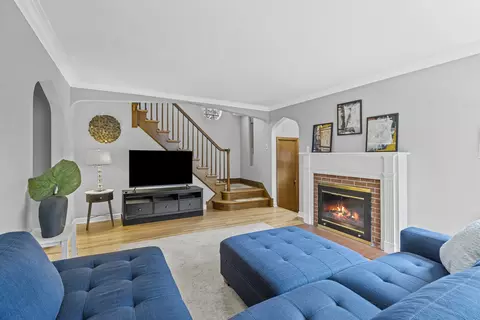 Living - 530 Byrd Rd, Riverside, IL 60546 photo 2 of 3