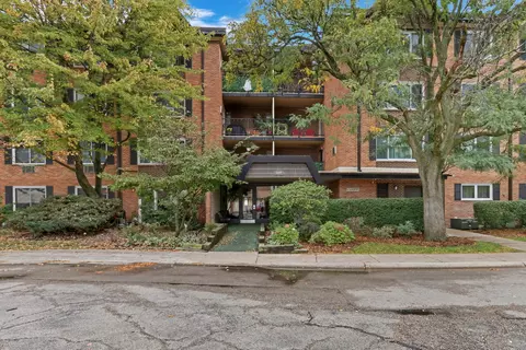 1107 S Old Wilke Rd #201, Arlington Heights, IL 60005