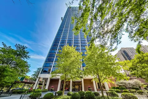 1555 N Astor St #11SE, Chicago, IL 60610