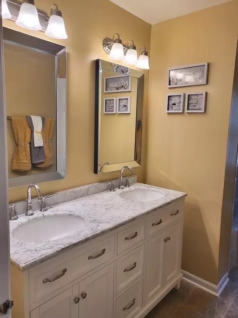 Bath - 20860 W Ames Ct, Plainfield, IL 60544 photo 2 of 4