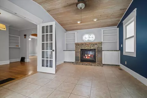 Living - 1205 E Oakland Ave, Bloomington, IL 61701 photo 4 of 5