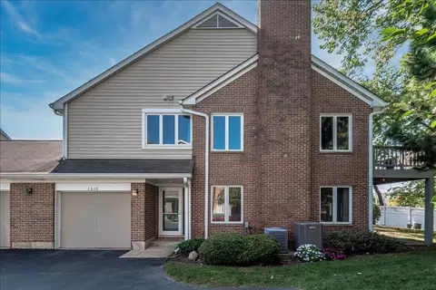 1510 N Kendal Ct, Arlington Heights, IL 60004
