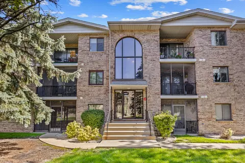 13300 W Circle Drive Pkwy #201, Crestwood, IL 60418