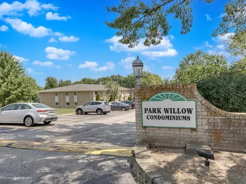 550 Chase Dr #14, Clarendon Hills, IL 60514