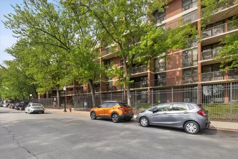 3021 S Michigan Ave #204, Chicago, IL 60616