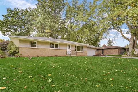 2909 Kentwood Pkwy, Rockford, IL 61109