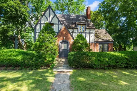 526 W Jackson St, Woodstock, IL 60098