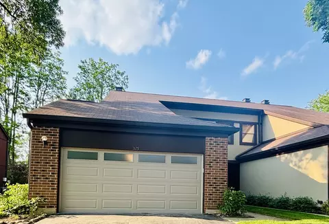 325 Shadowbend Dr, Wheeling, IL 60090