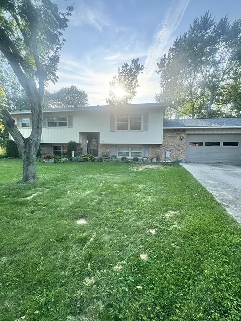 2226 Heather Hills Dr, Saint Joseph, IL 61873