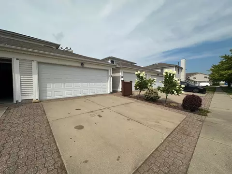 12 Yotzonot Dr, Bloomington, IL 61704