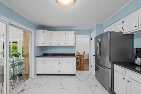 Kitchen - 3960 Colony Ct, Hoffman Estates, IL 60192 photo 2 of 2