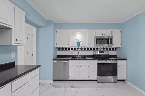 Kitchen - 3960 Colony Ct, Hoffman Estates, IL 60192 photo 1 of 2