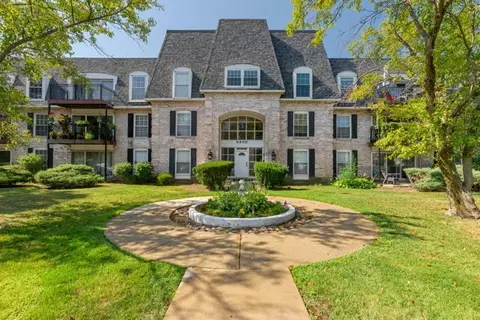 5400 Carriageway Dr #109, Rolling Meadows, IL 60008