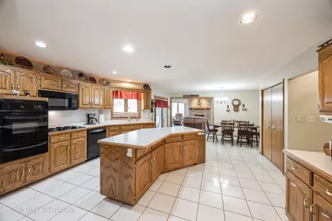Kitchen - 18821 Dickens Dr, Mokena, IL 60448 photo 2 of 2