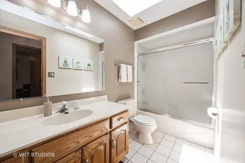 Bath - 18821 Dickens Dr, Mokena, IL 60448 photo 3 of 3