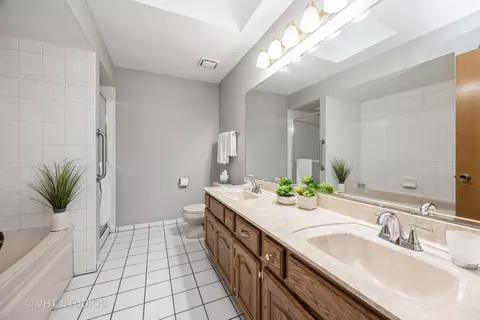Bath - 18821 Dickens Dr, Mokena, IL 60448 photo 2 of 3