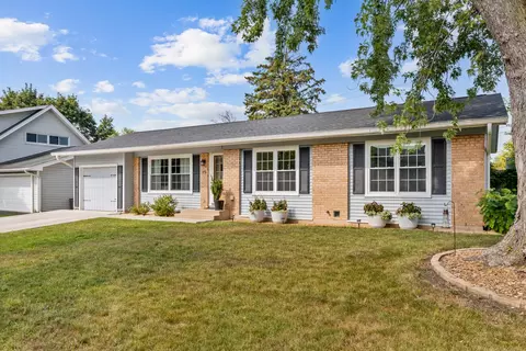 15 Lancaster Ave, Elk Grove Village, IL 60007