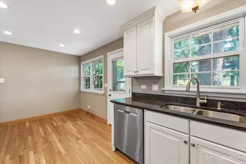 Kitchen - 515 Crest Dr, Cary, IL 60013 photo 2 of 4