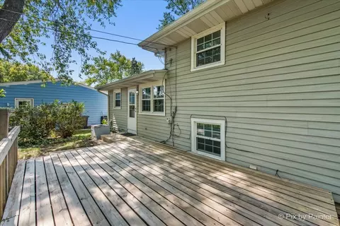 Exterior - 515 Crest Dr, Cary, IL 60013 photo 3 of 6