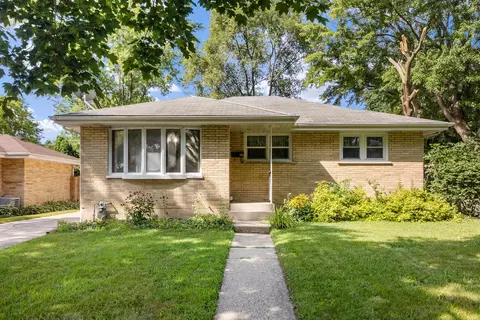 312 N Shaddle Ave, Mundelein, IL 60060