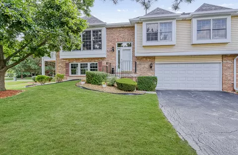 9911 Cambridge Dr, Mokena, IL 60448