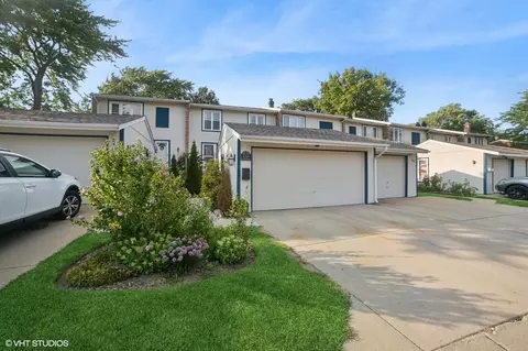 238 Clearbrook Ln, Bloomingdale, IL 60108