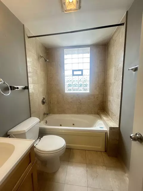 Bath - 1464 E 69th St #2N, Chicago, IL 60637 photo 1 of 1