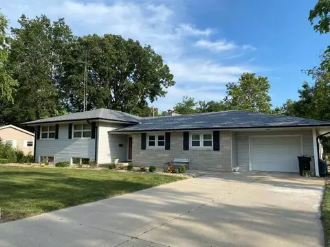 9 Orchard Dr, Charleston, IL 61920
