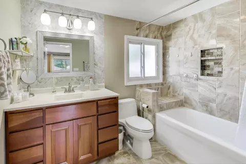 Bath - 396 Stone Pl, Wheeling, IL 60090 photo 2 of 3