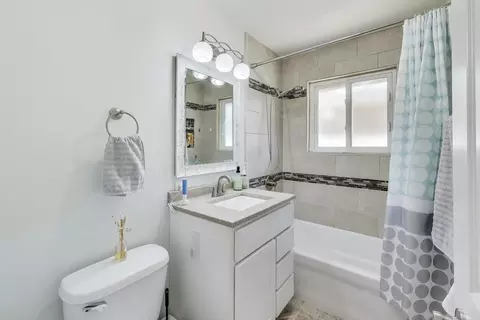 Bath - 396 Stone Pl, Wheeling, IL 60090 photo 1 of 3