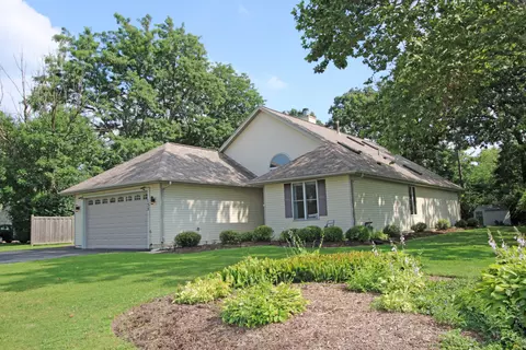 135 Miller Rd, Lake Zurich, IL 60047