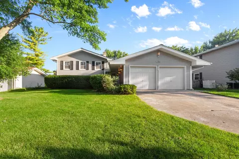 1360 Mayfield Ln, Hoffman Estates, IL 60169