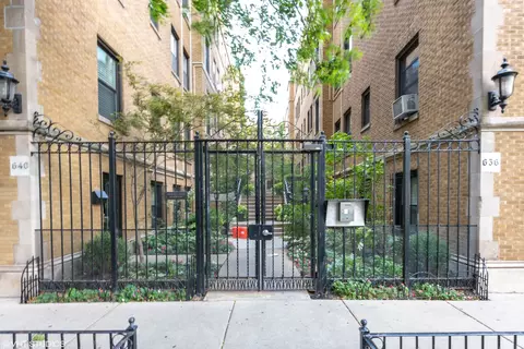 640 W Waveland Ave #3E, Chicago, IL 60613