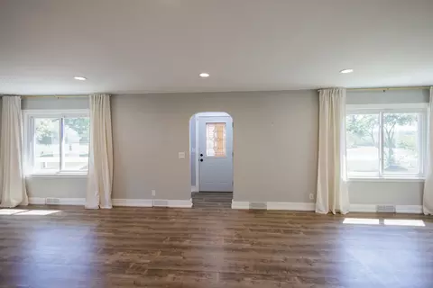 Living - 855 E 5000s Rd, Kankakee, IL 60901 photo 3 of 4