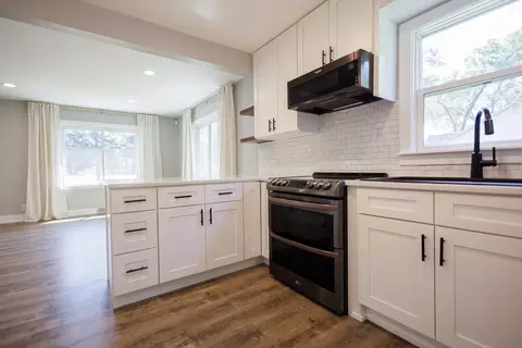 Kitchen - 855 E 5000s Rd, Kankakee, IL 60901 photo 3 of 4
