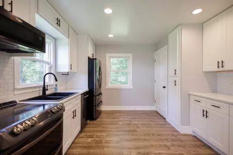 Kitchen - 855 E 5000s Rd, Kankakee, IL 60901 photo 2 of 4