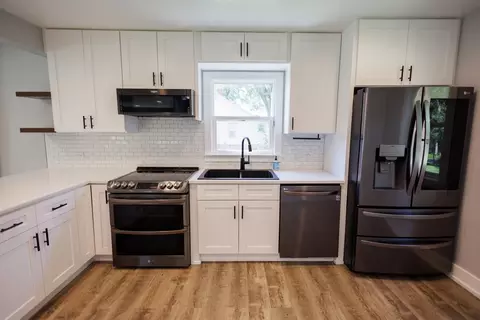 Kitchen - 855 E 5000s Rd, Kankakee, IL 60901 photo 4 of 4