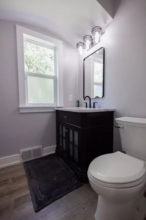 Bath - 855 E 5000s Rd, Kankakee, IL 60901 photo 1 of 4