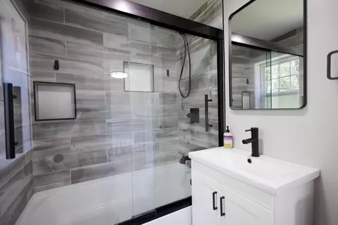 Bath - 855 E 5000s Rd, Kankakee, IL 60901 photo 3 of 4