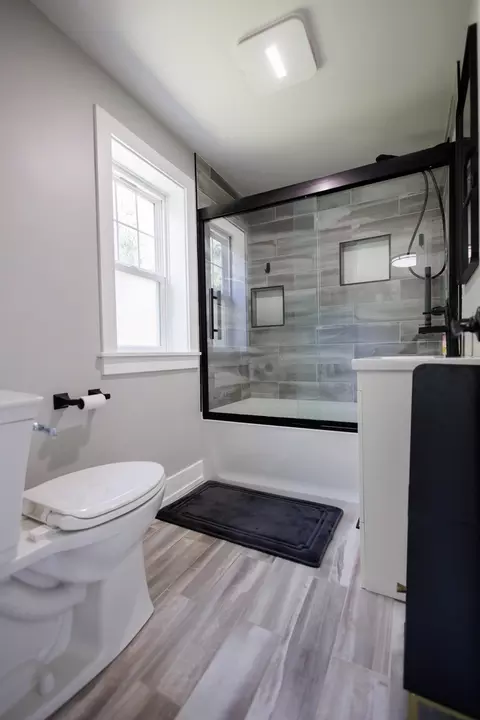 Bath - 855 E 5000s Rd, Kankakee, IL 60901 photo 2 of 4