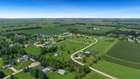 582 Panther Dr, Dixon, IL 61021