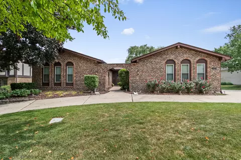 923 S Stonehedge Ln, Palatine, IL 60067