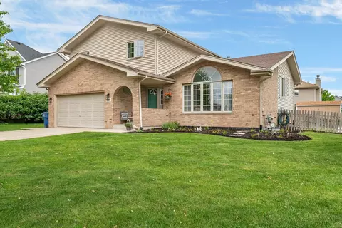806 Feeney Dr, Minooka, IL 60447