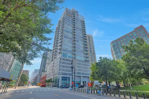 653 N Kingsbury St #2206, Chicago, IL 60610