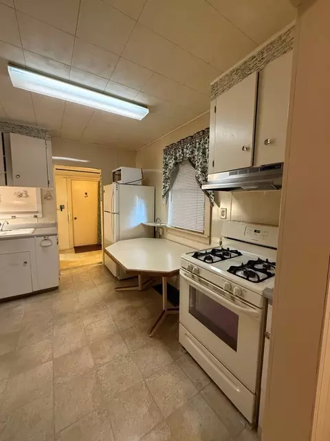 Kitchen - 1824 Clark St, Dixon, IL 61021 photo 2 of 3
