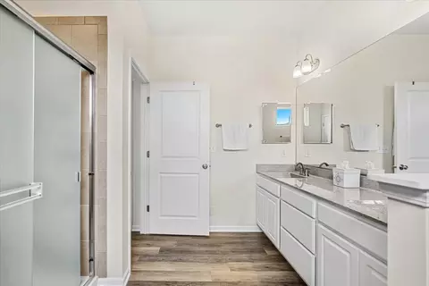 Bath - 2220 Tyler Trl, Mchenry, IL 60051 photo 2 of 3