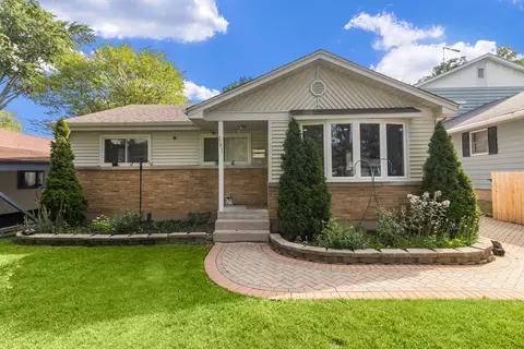 261 N Shaddle Ave, Mundelein, IL 60060
